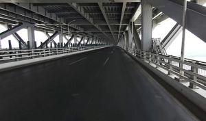 上海　为跨江通道披上防滑“钢甲”